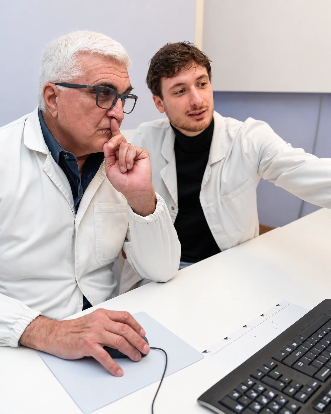 Medici dello Studio Radiologico Raggi X durante il lavoro di valutazione diagnostica