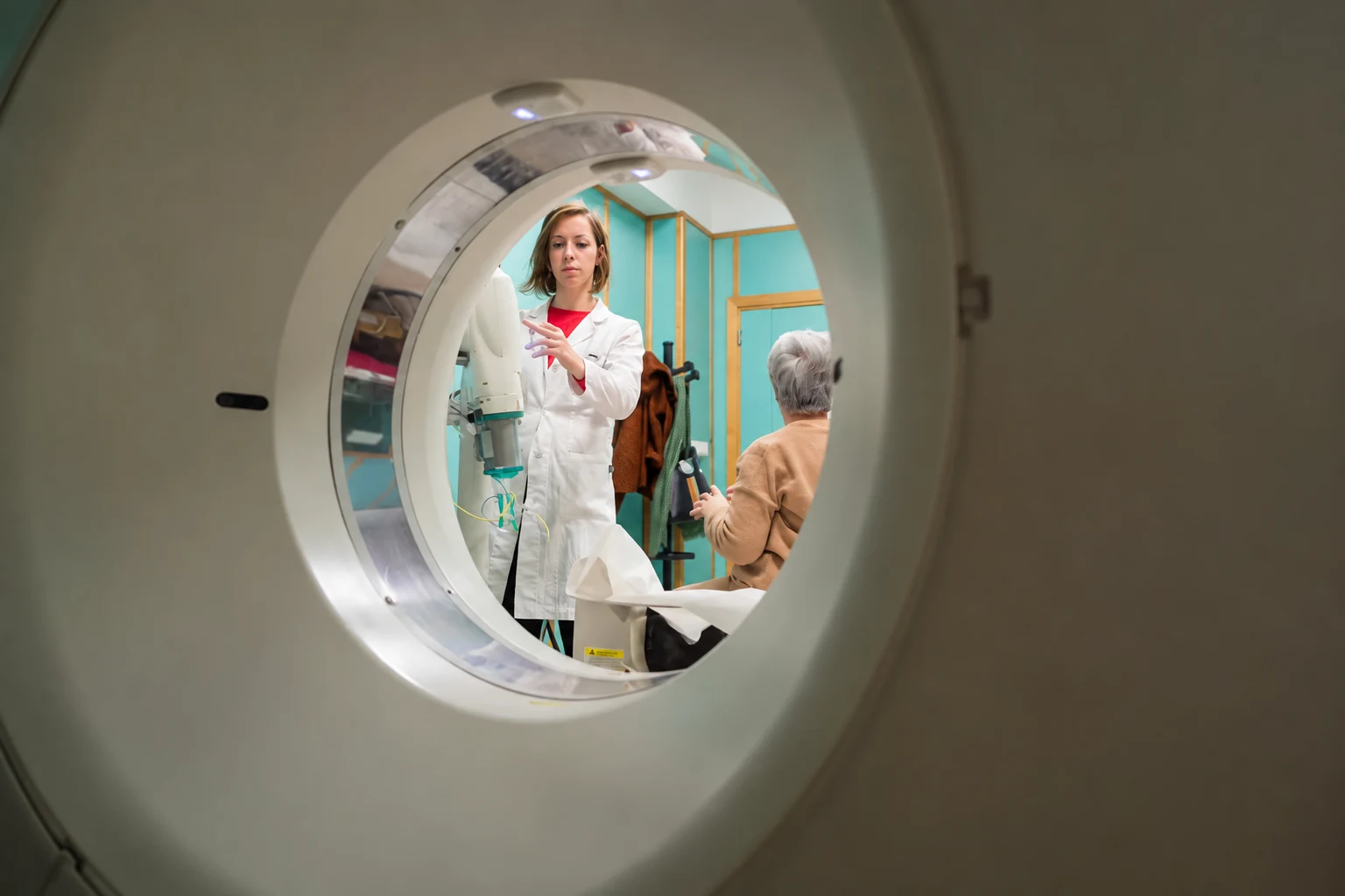 Preparazione di un esame TAC con una professionista dello Studio Radiologico Raggi X